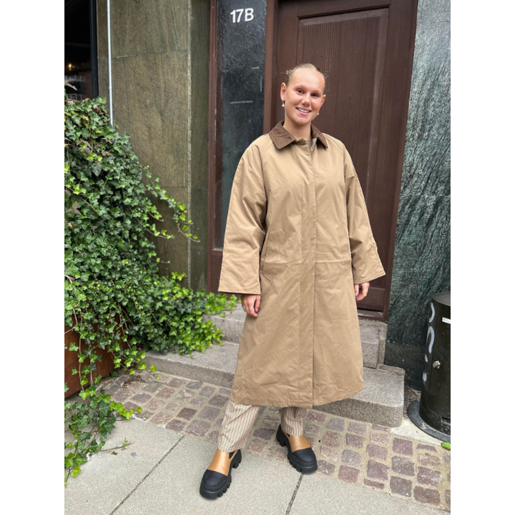 Onlorchid trenchcoat - Otter